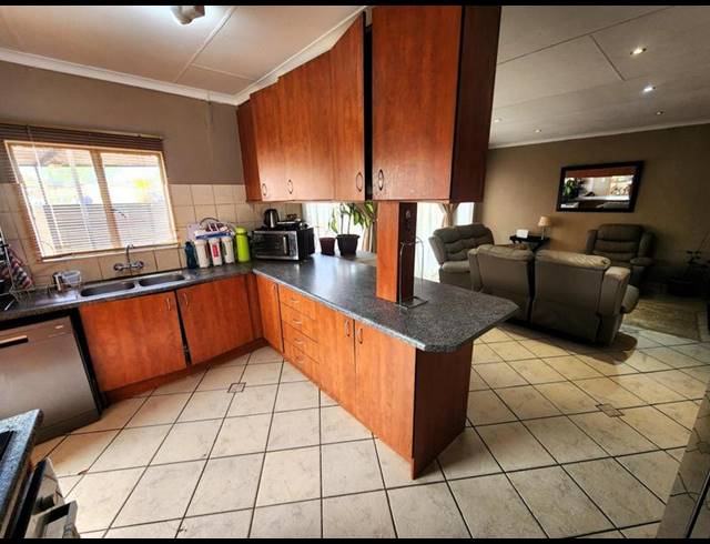 3 BEDROOM HOUSE FOR SALE IN THE ORCHARDS